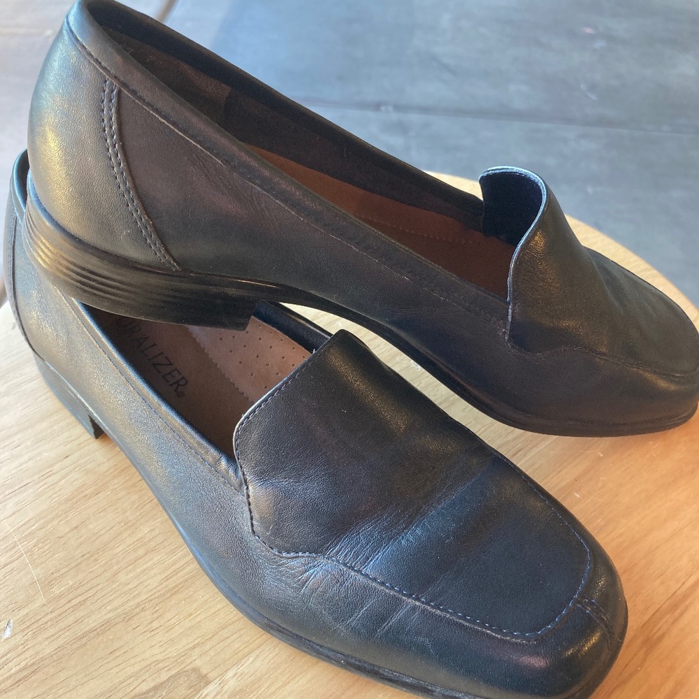 Naturalizer Black Leather Loafers